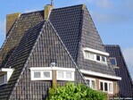 Het dubbele woonhuis heeft drie kappen, hier gezien vanaf opzij/achterzijde.
<br/>
Gert-Jan Lobbes, 2019